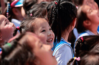 Звук играющих на улице детей Звук играющих на улице детей