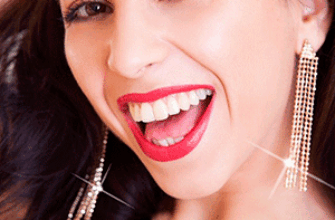 Звук блеска для монтажа Девушка ослепительно улыбается и сверкает украшениями — иллюстрация к публикации «Звук блеска для монтажа»