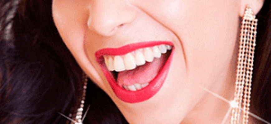 Девушка ослепительно улыбается и сверкает украшениями — иллюстрация к публикации «Звук блеска для монтажа»