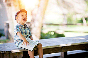 Ребенок заливисто смеется — иллюстрация к публикации «Звук смеха ребенка»