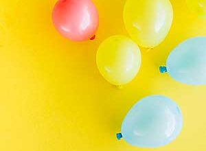 Звуки воздушного шарика — на картинке разноцветные воздушные шарики