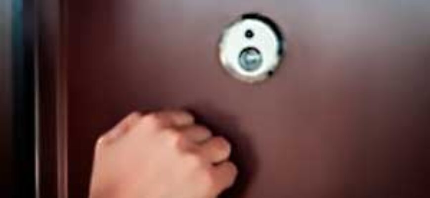 Рука стучит в дверь с глазком — иллюстрация к публикации «Реалистичный звук стука в дверь»