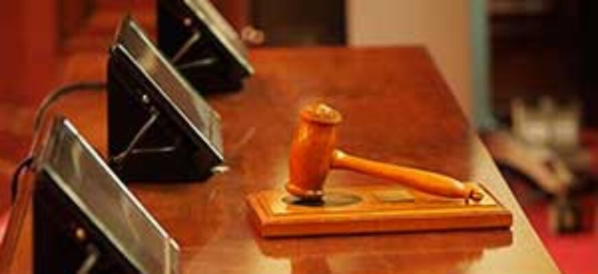 Молоток судьи в зале суда на столе — иллюстрация к публикации «Звук молотка судьи»