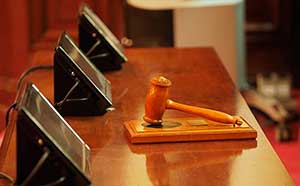 Молоток судьи в зале суда на столе — иллюстрация к публикации «Звук молотка судьи»