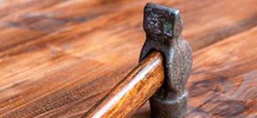 Молоток лежит на деревянном полу — иллюстрация к публикации «Звук молотка скачать»