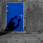 Тень стучит в дверь — иллюстрация к публикации «Звук стука в дверь страшный»