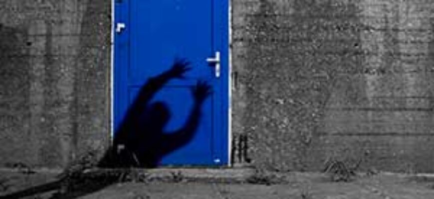 Тень стучит в дверь — иллюстрация к публикации «Звук стука в дверь страшный»