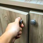Звук открывания и закрывания дверцы шкафа