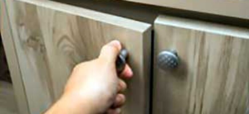 Звук открывания и закрывания дверцы шкафа