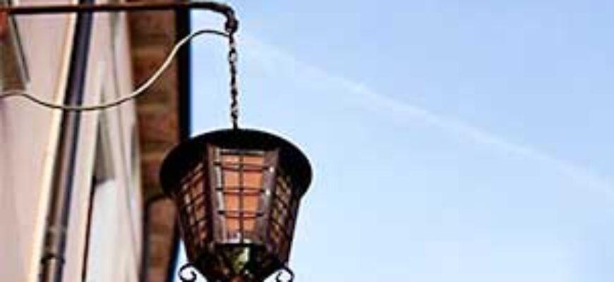 Звук раскачивающегося фонаря от ветра