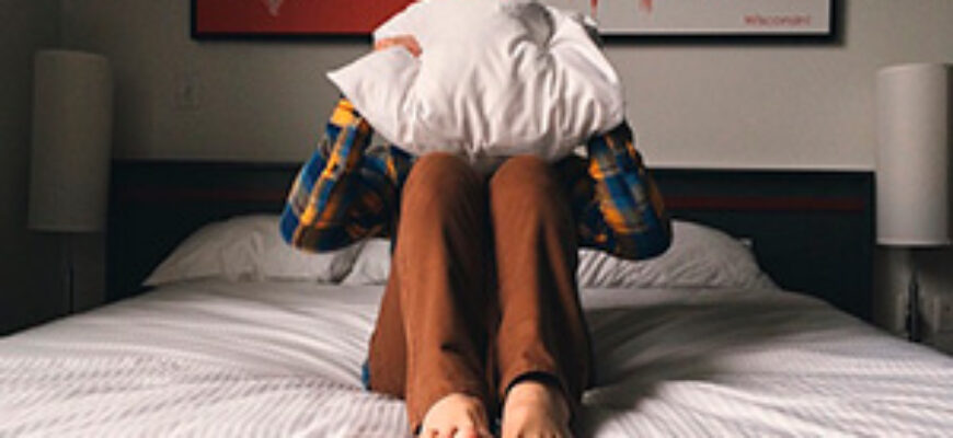 Звуки топота и музыки соседей